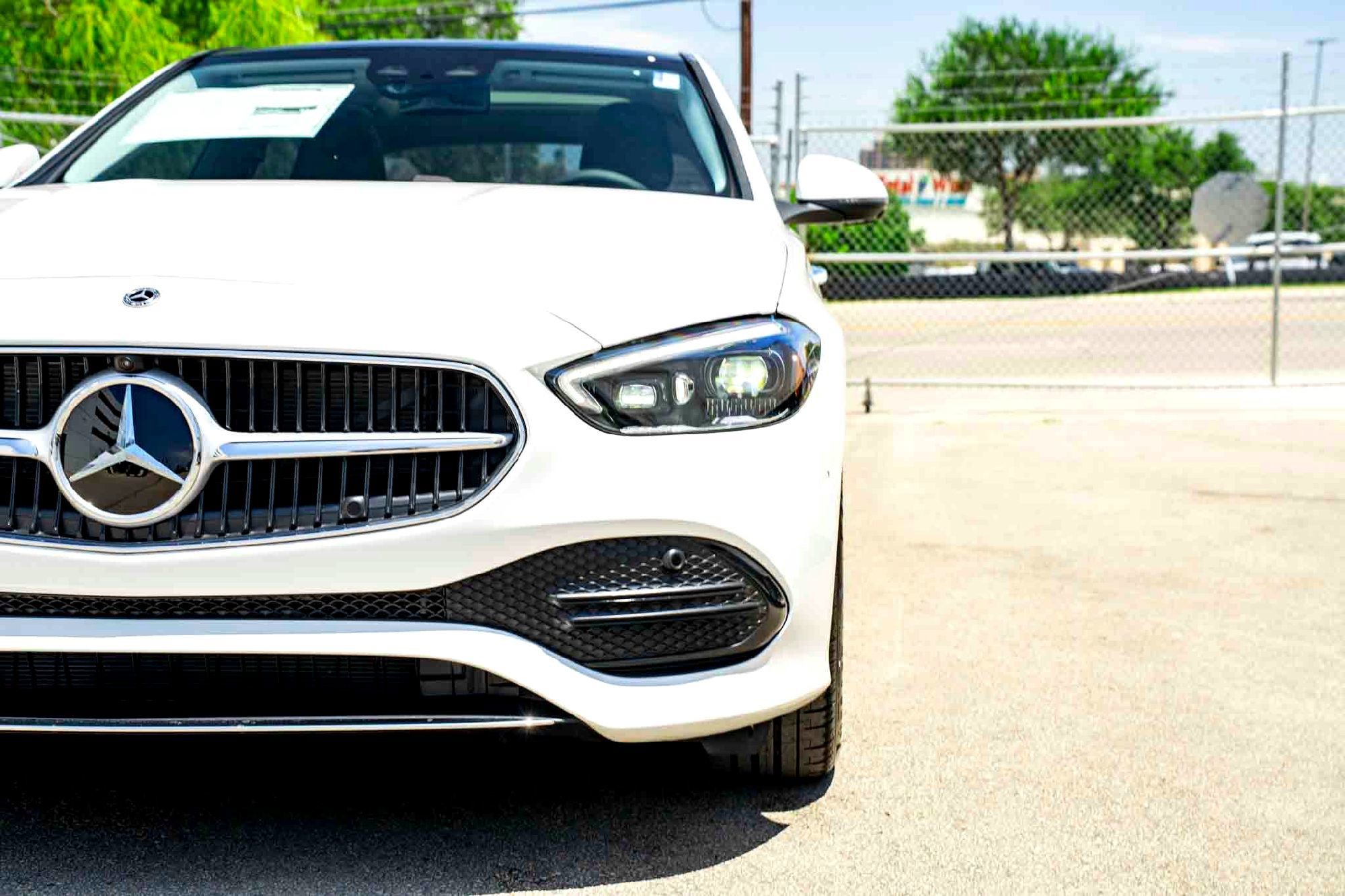 New 2026 MANUFAKTUR Moonlight White Metallic Mercedes-Benz C 300 image 30