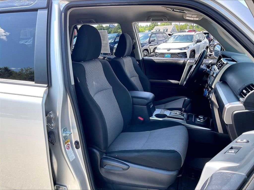 Used 2017 Classic Silver Metallic Toyota SR5 image 10