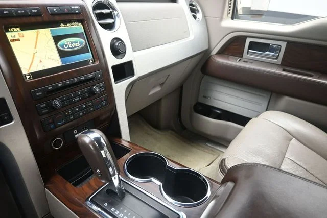 Used 2009 Oxford White Clearcoat Ford Platinum image 28