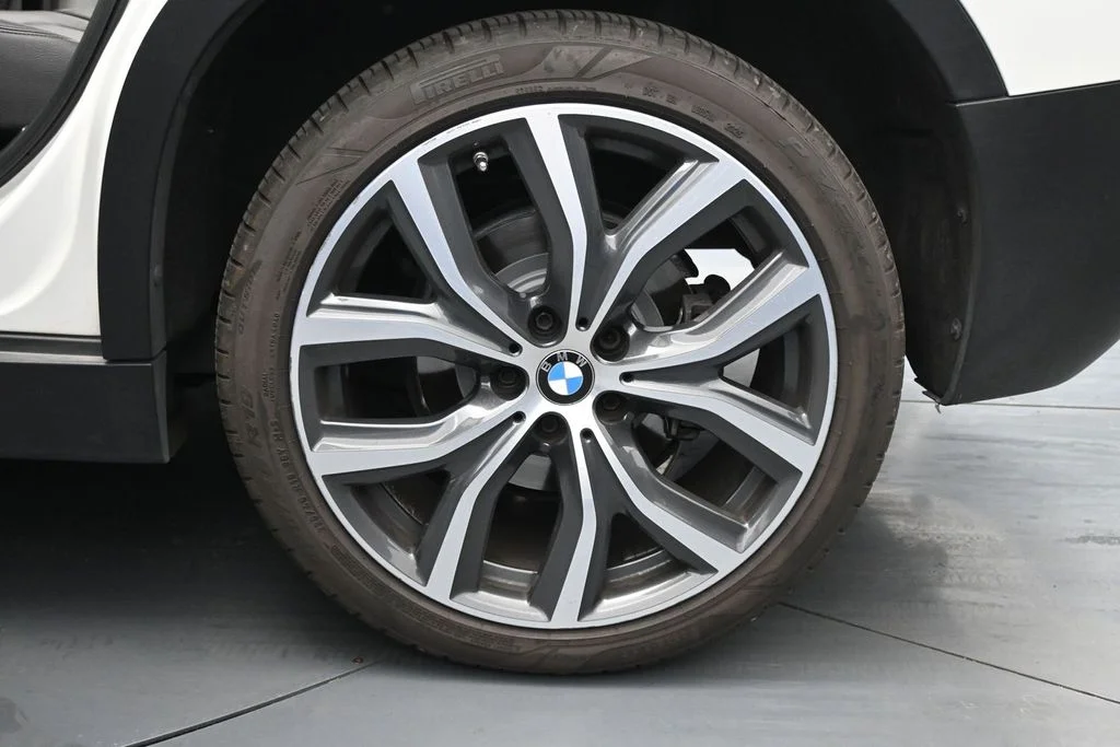 Used 2020 White BMW sDrive28i image 26