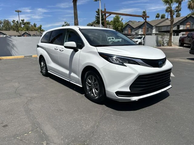 2023 Toyota Sienna LE