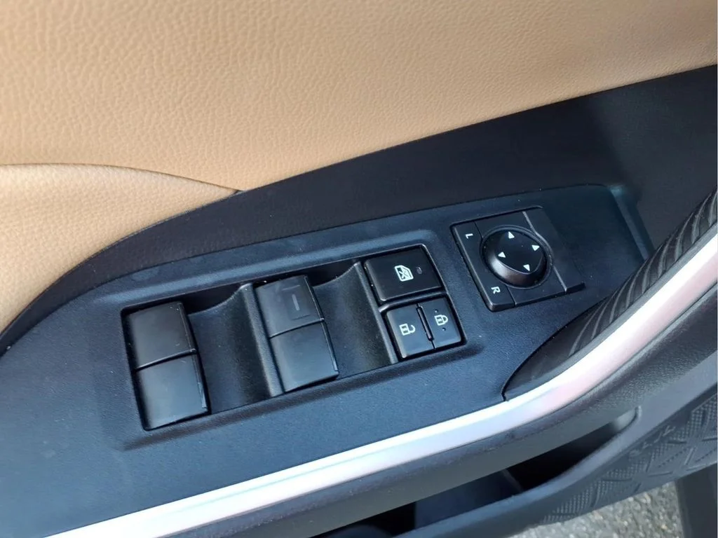 Used 2022 White Toyota LE image 19