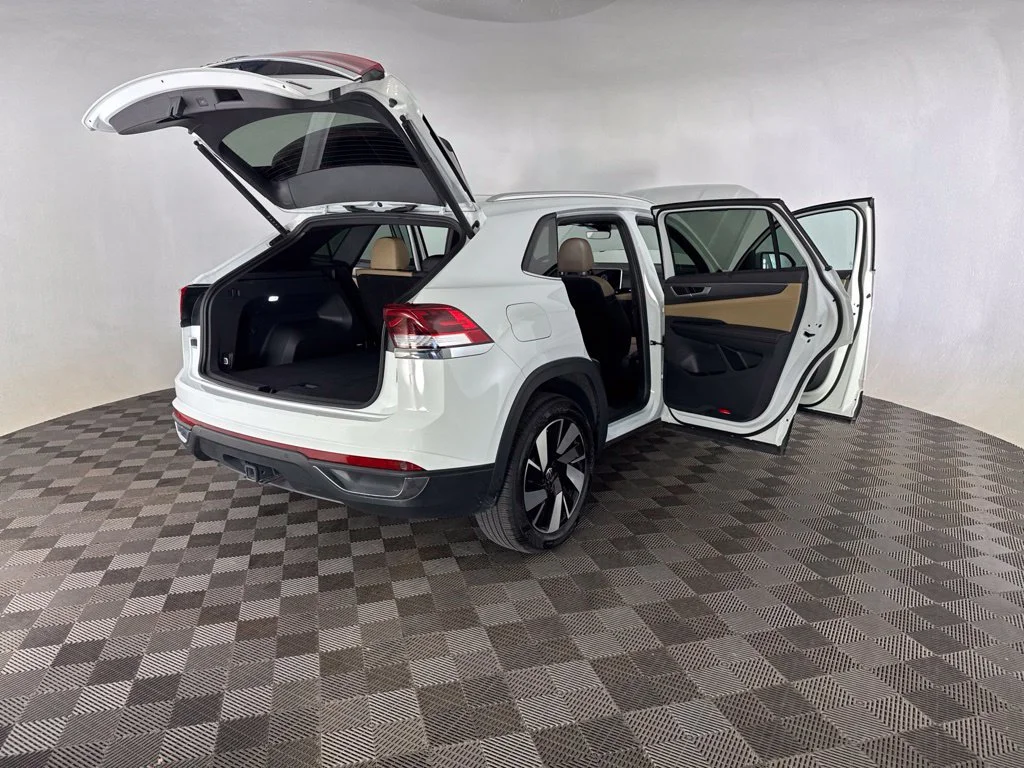 Used 2025  Volkswagen 2.0T SE w/Technology image 15