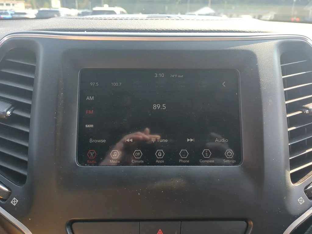 Used 2019 White Jeep Latitude image 22