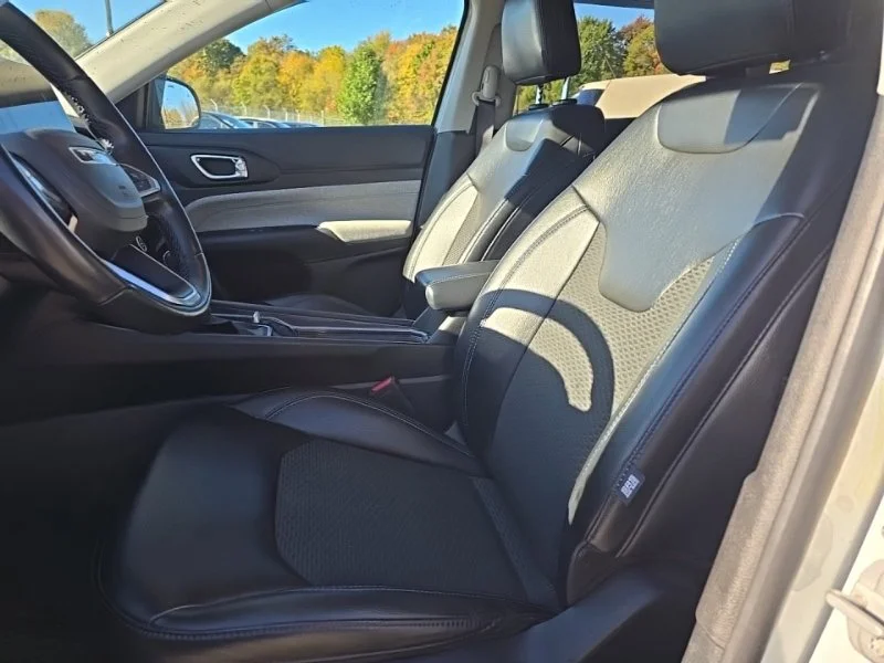 Used 2022 White Jeep Latitude image 11