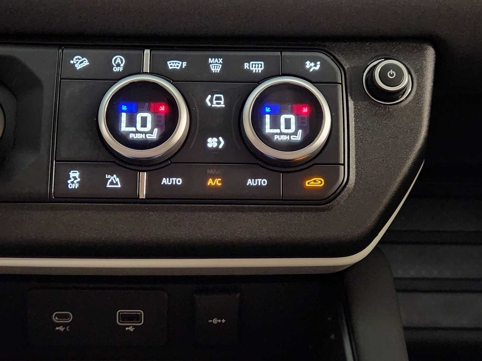Used 2023 Tasman Blue Metallic Land Rover S image 18