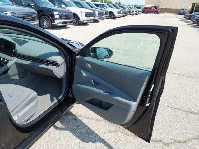 New 2026 Abyss Black Hyundai SE image 30