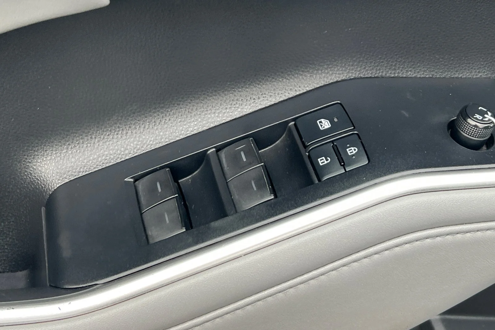 Used 2022 Moon Dust Toyota Hybrid XLE image 11
