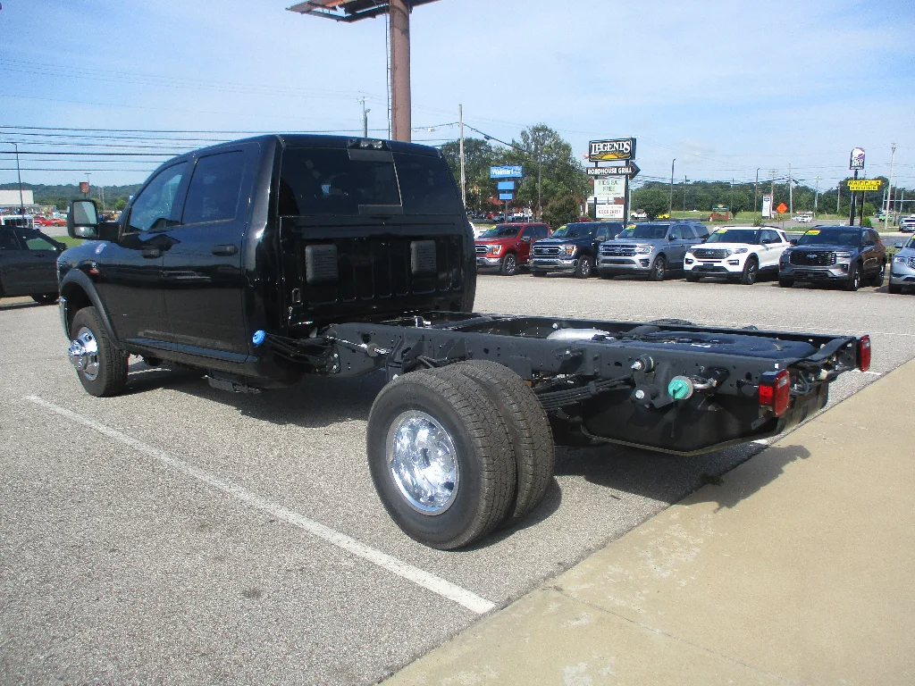 New 2026 Diamond Black Crystal Pearl-Coat Exterior Paint RAM Tradesman image 18