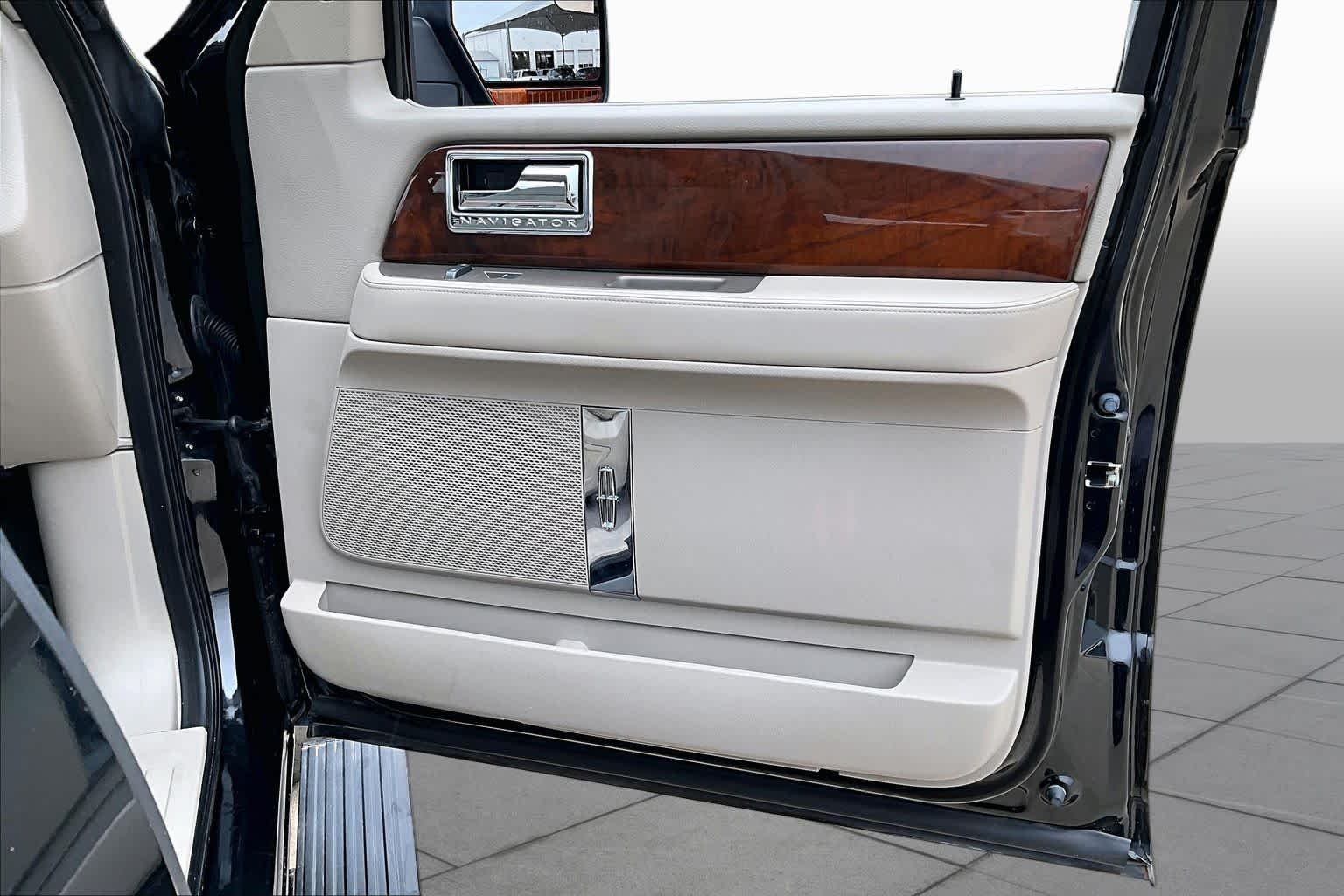 Used 2014 Tuxedo Black Metallic Lincoln  image 25