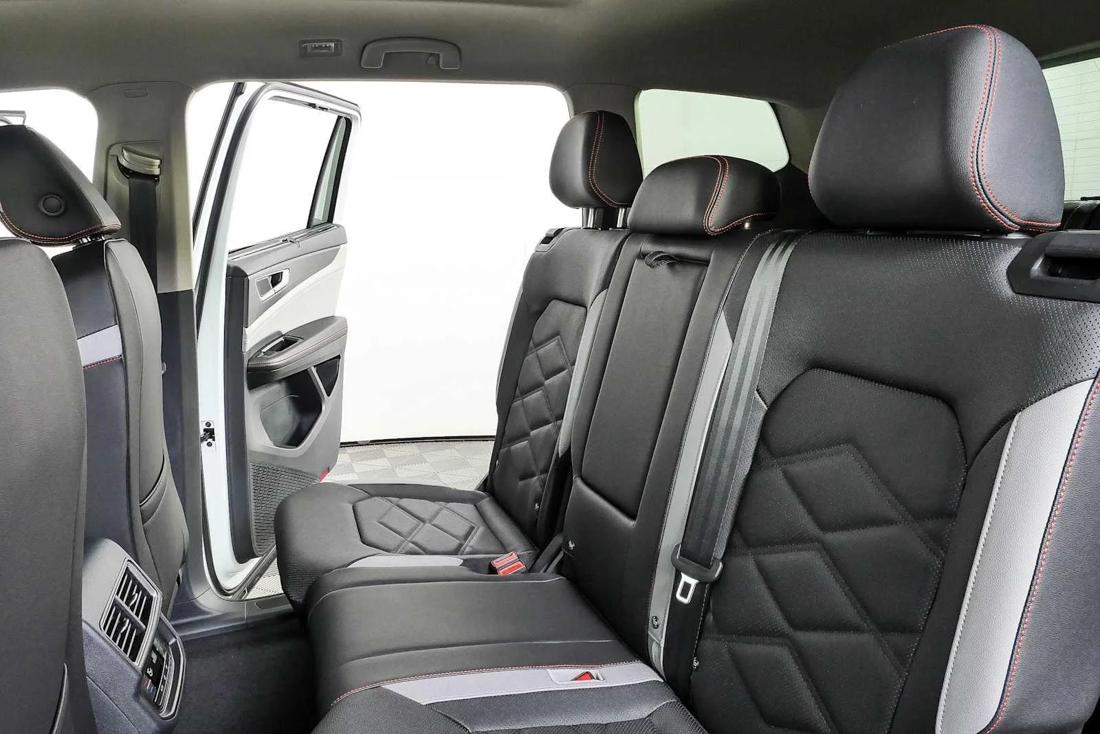 New 2026 Opal White Pearl Volkswagen 2.0T Peak Edition image 20