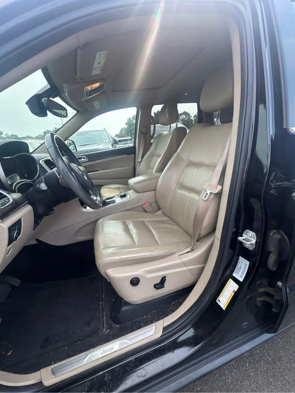 Used 2017 Diamond Black Crystal Pearlcoat Jeep Limited image 8