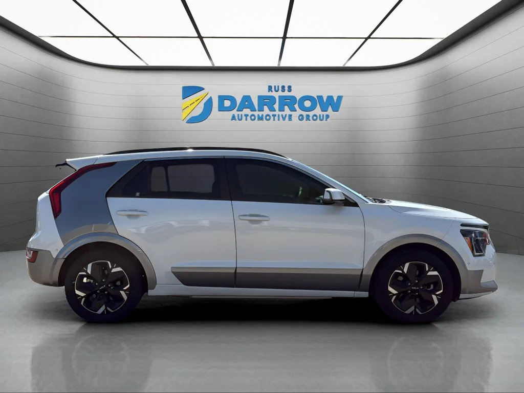 Used 2023 White Kia Wave image 6