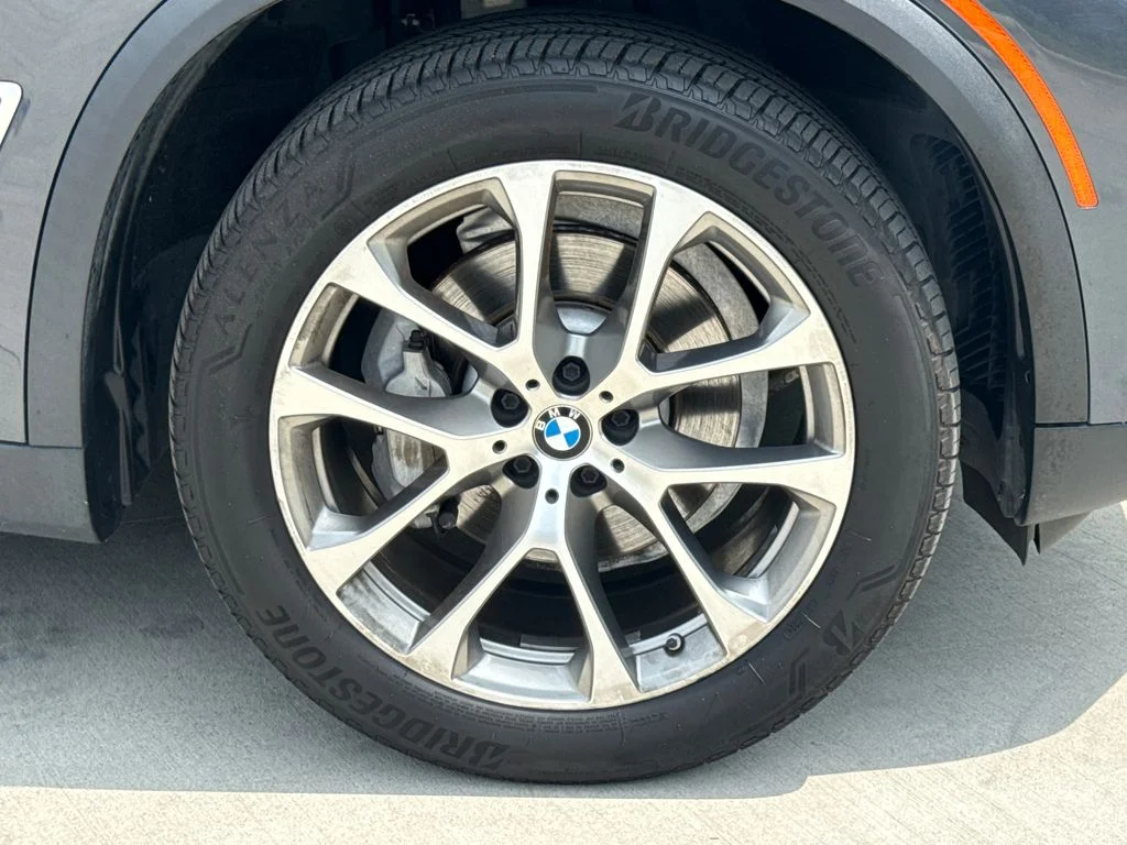 Used 2019 Gray Metallic BMW xDrive40i image 11