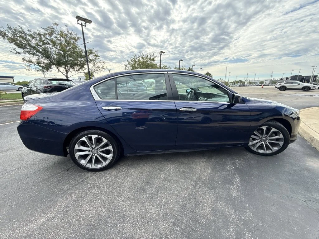 Used 2015 Blue Honda Sport image 4