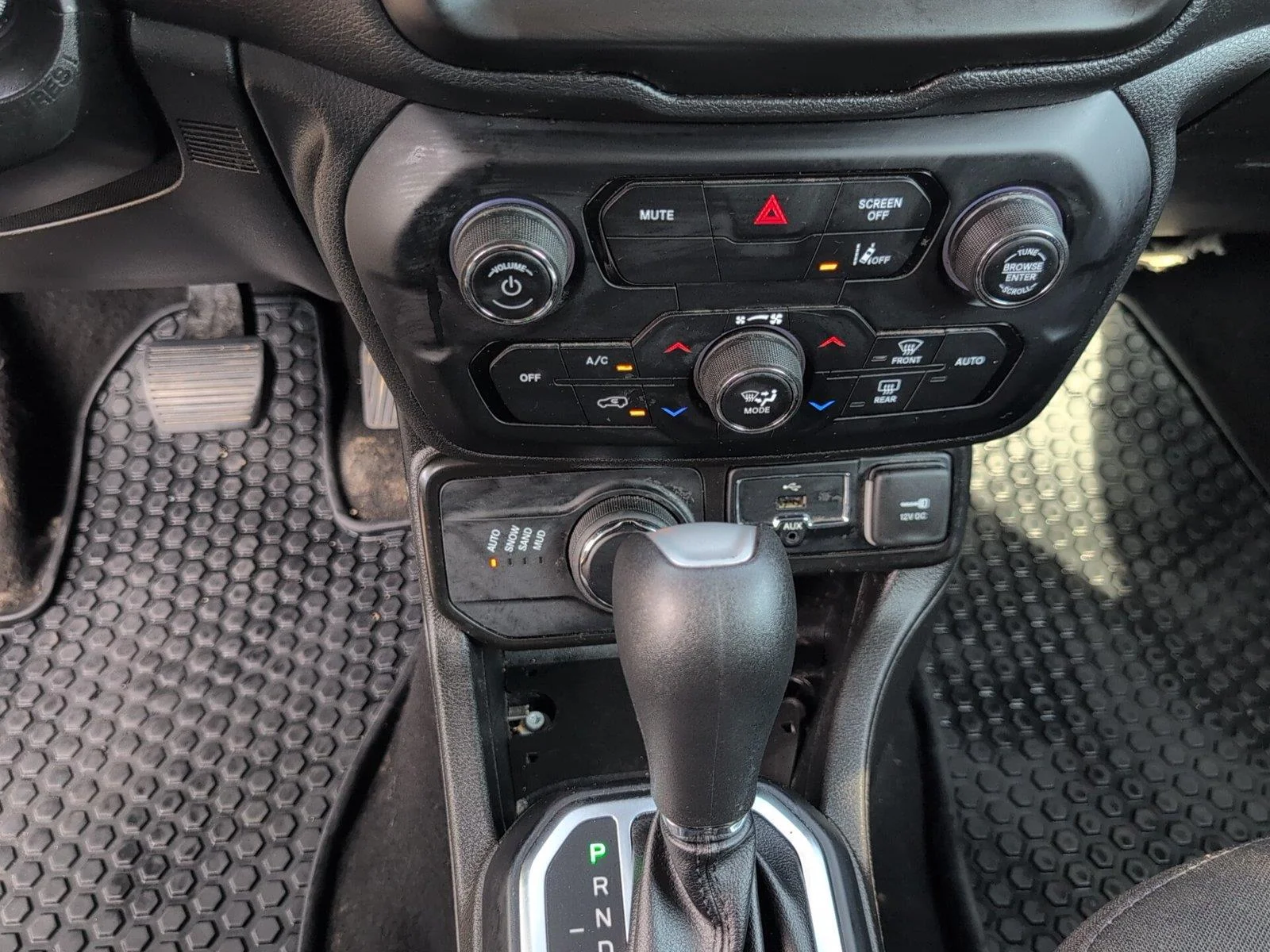 Used 2023 Alpine White Clearcoat Jeep Latitude image 24