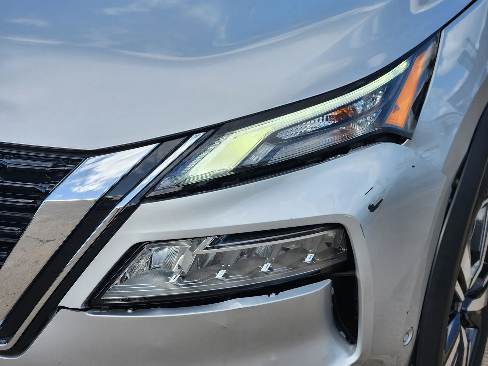 Used 2023 Silver Nissan SL image 7
