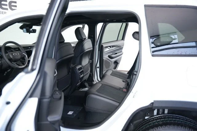 New 2025 Bright White Clear-Coat Exterior Paint Jeep Altitude X image 33