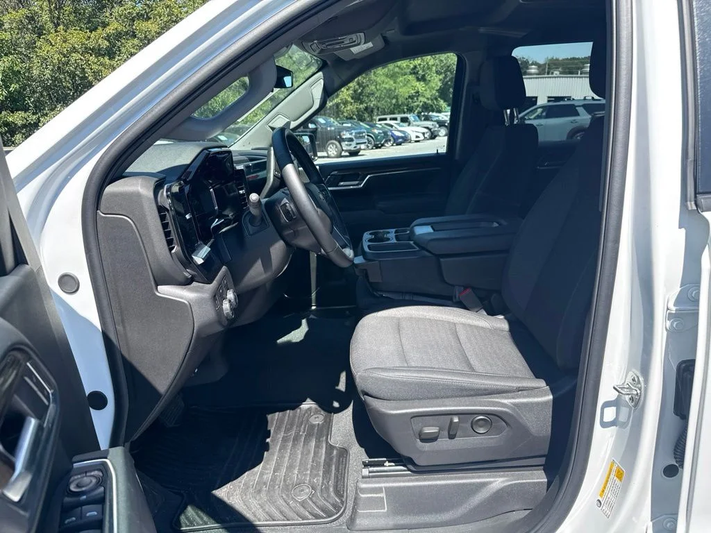 Used 2025 White Chevrolet LT image 5