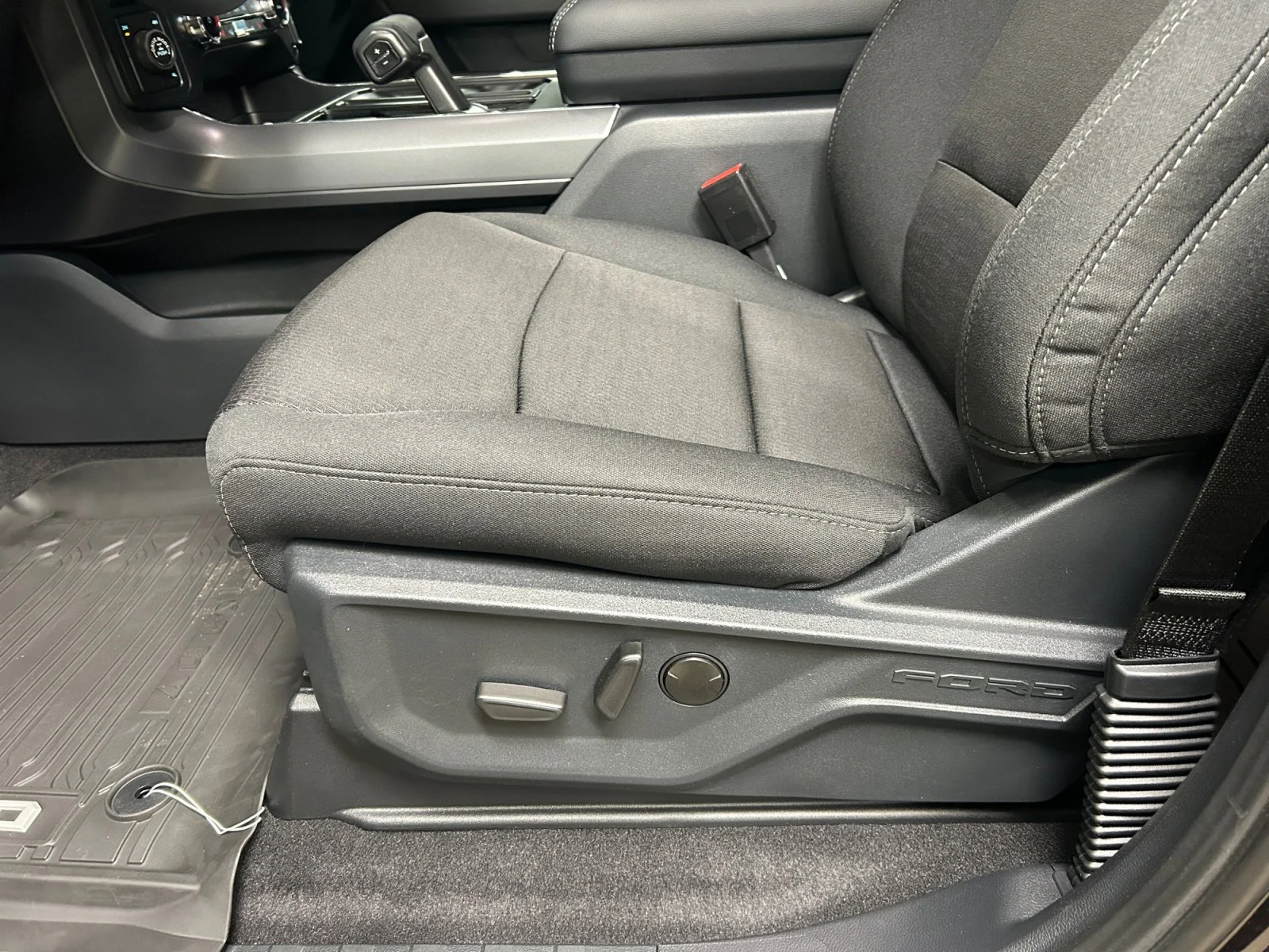 New 2026 Agate Black Metallic Ford XLT image 15