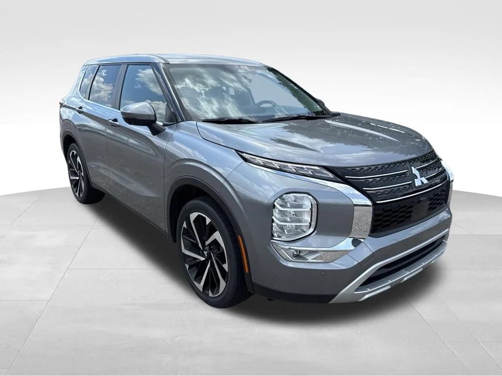 Used 2024 Silver Mitsubishi SE image 7