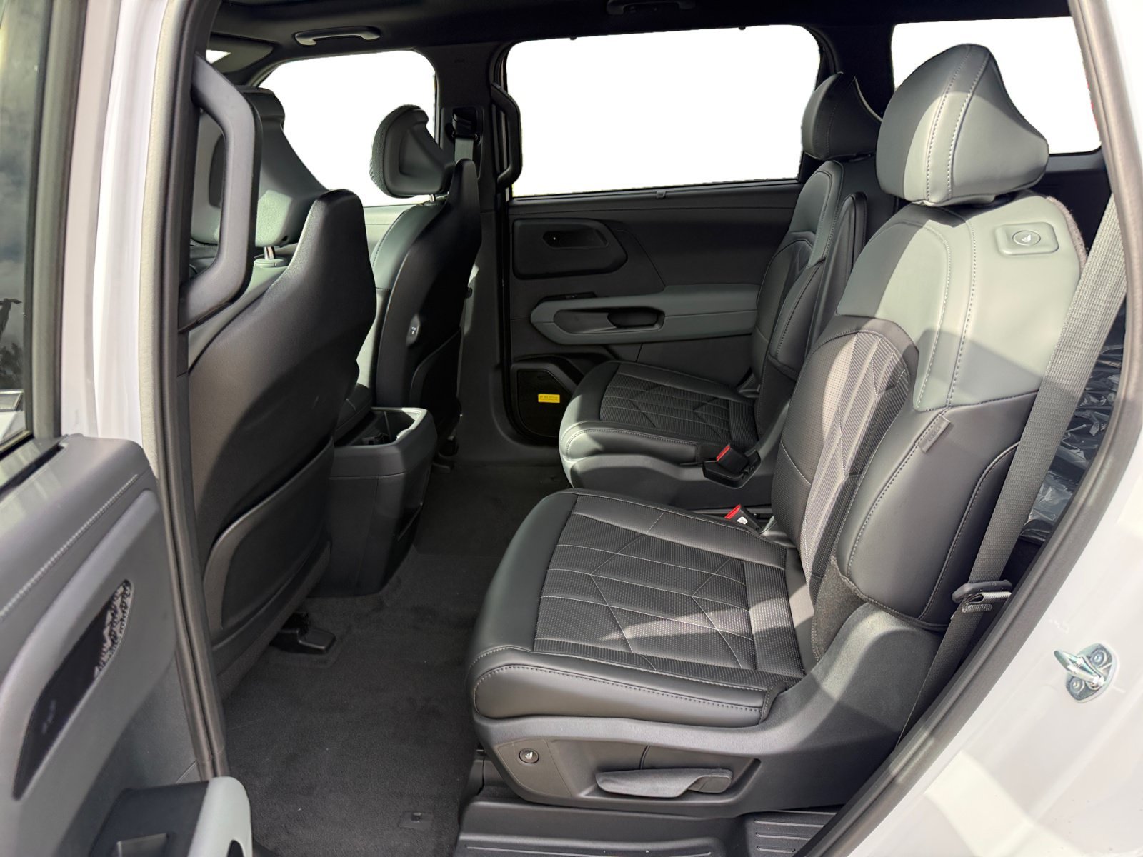 New 2027 Glacial White Pearl Kia X-LINE SX image 16