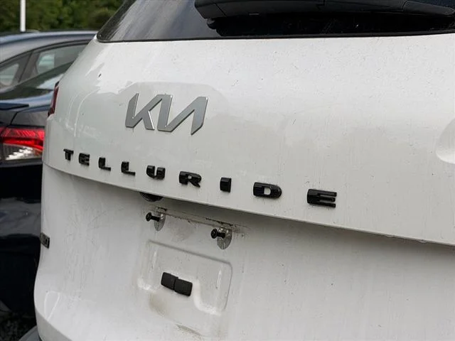 Used 2022 White Kia EX image 19