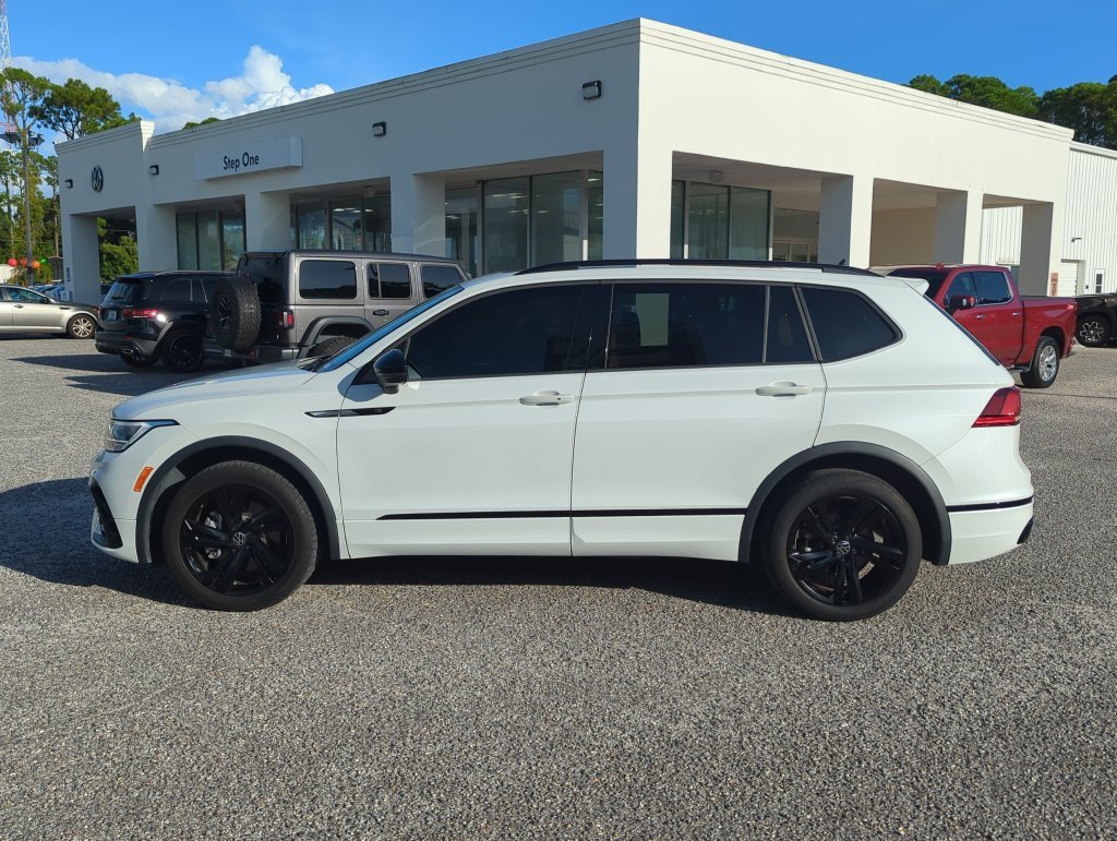 Used 2024 White Volkswagen 2.0T SE R-Line Black image 4