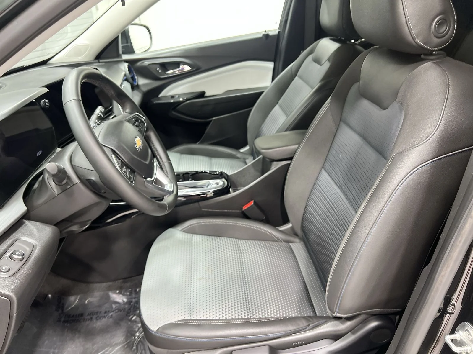 2025 Chevrolet Trax LT - Photo 11