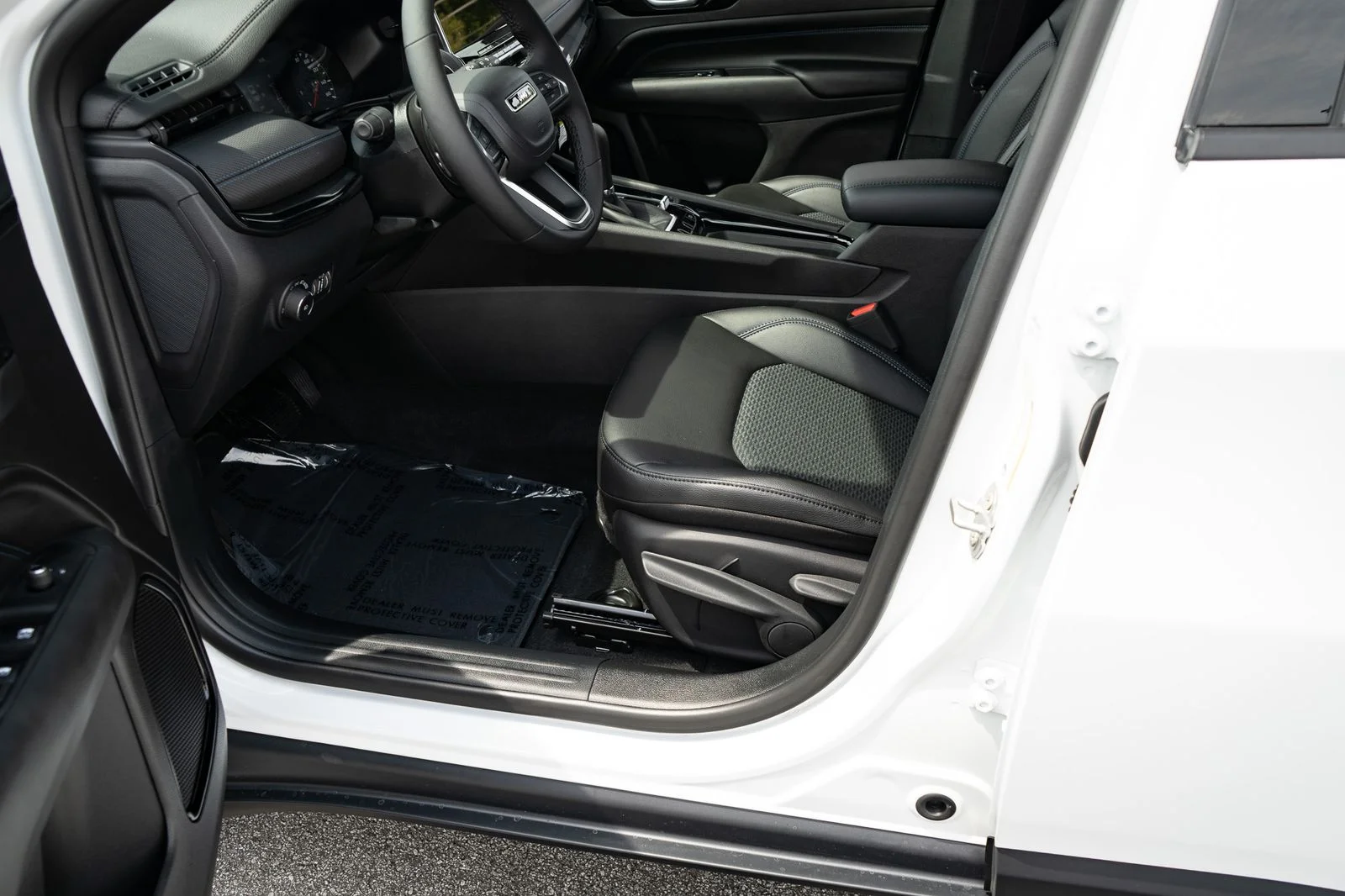 New 2026 Bright White Clear-Coat Exterior Paint Jeep Latitude image 17