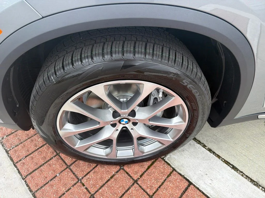 New 2026 Skyscraper Grey Metallic BMW sDrive40i image 9