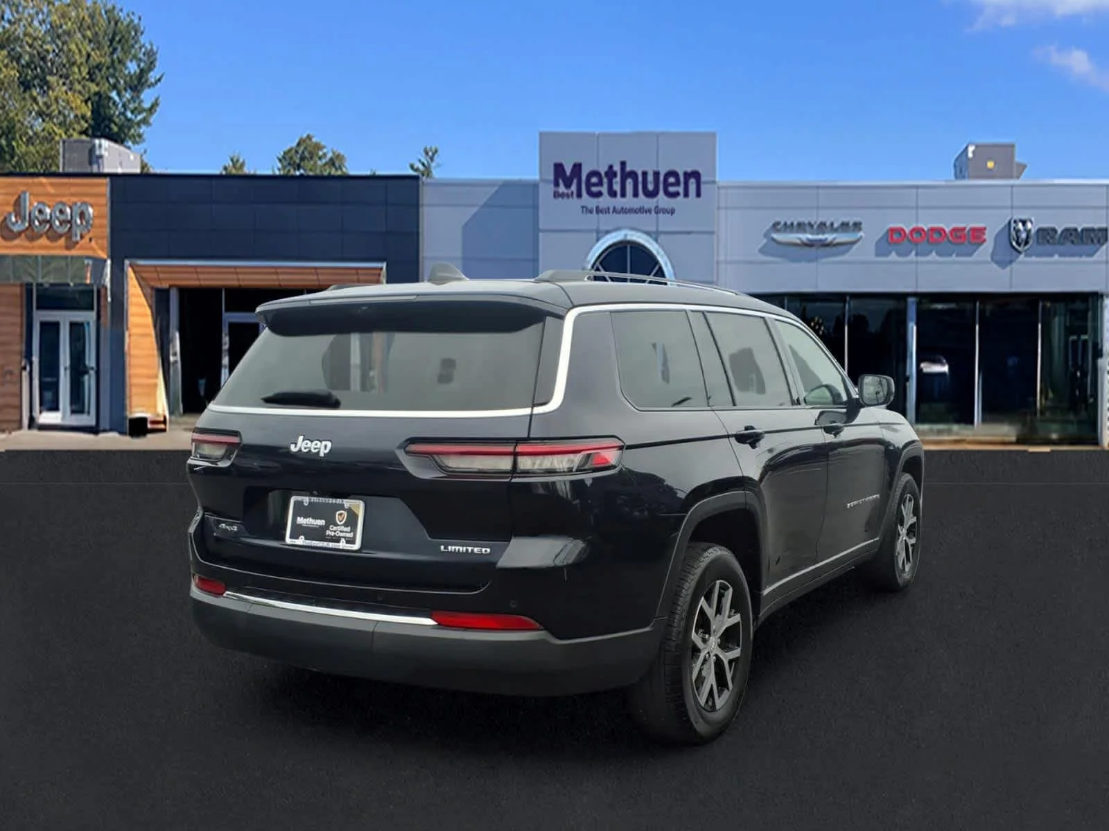 Used 2023 Midnight Sky Jeep Limited image 3