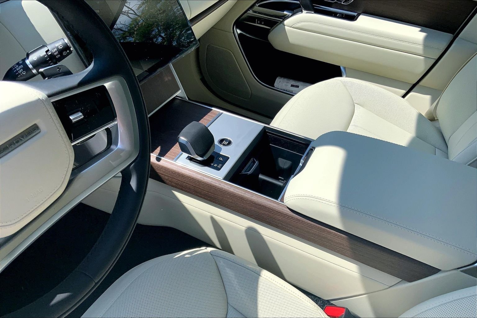 New 2026 Santorini Black Land Rover SE image 7