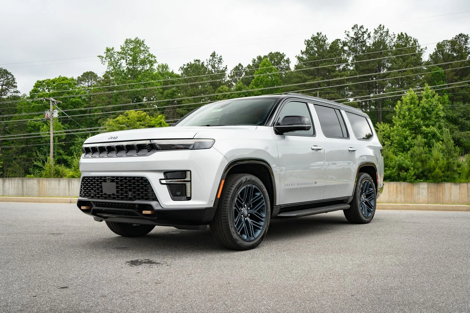 New 2026 Silver-Zynith Exterior Paint Jeep 85th Anniversary Edition image 3