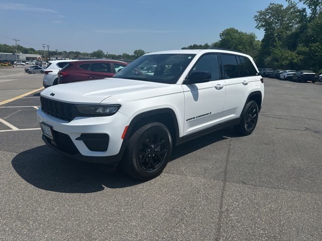 Used 2024 White Jeep Altitude X image 4