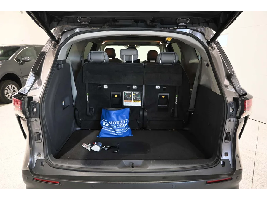 Used 2021 GRAY Toyota XLE Mobility Handicap Van image 25