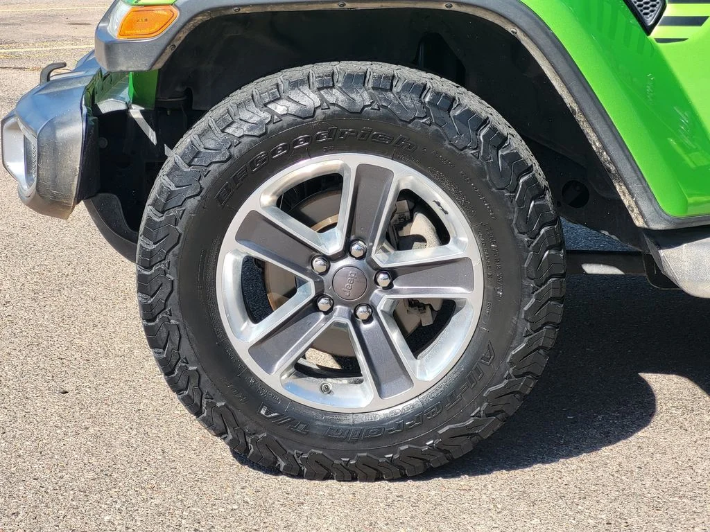Used 2018 Mojito! Clearcoat Jeep Unlimited Sahara image 9
