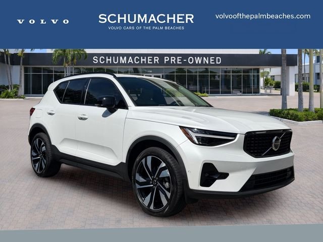 2025 Volvo XC40 B5 Ultra Dark Theme