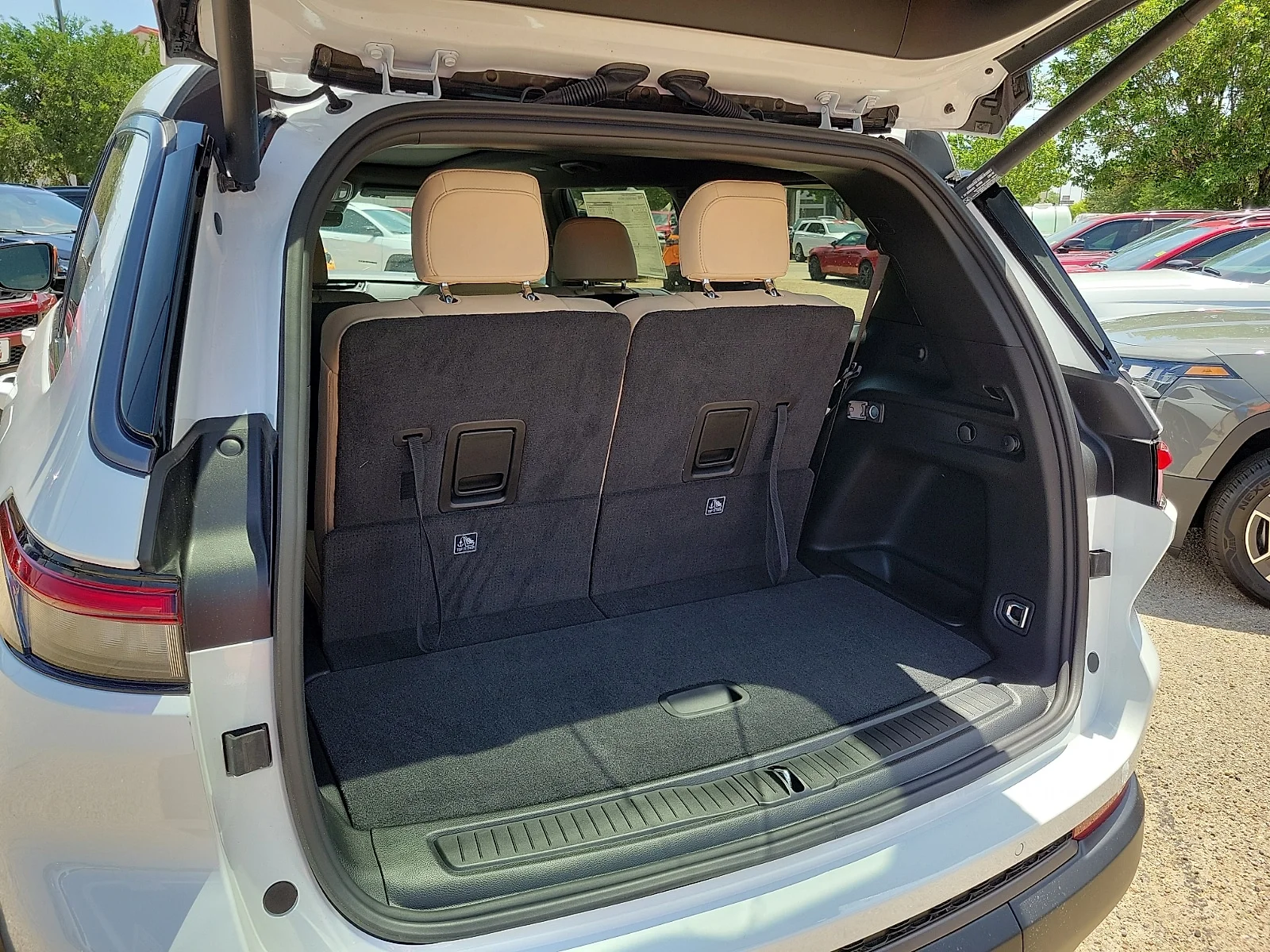 New 2026 PW7 Bright Whit Jeep L LIMITED 4X4 image 8