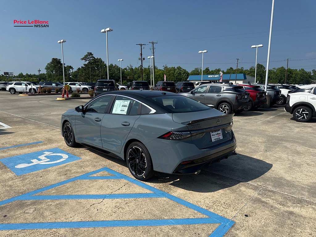 New 2026 Atlantic Gray Metallic / Super Black Two-tone Nissan SR image 5