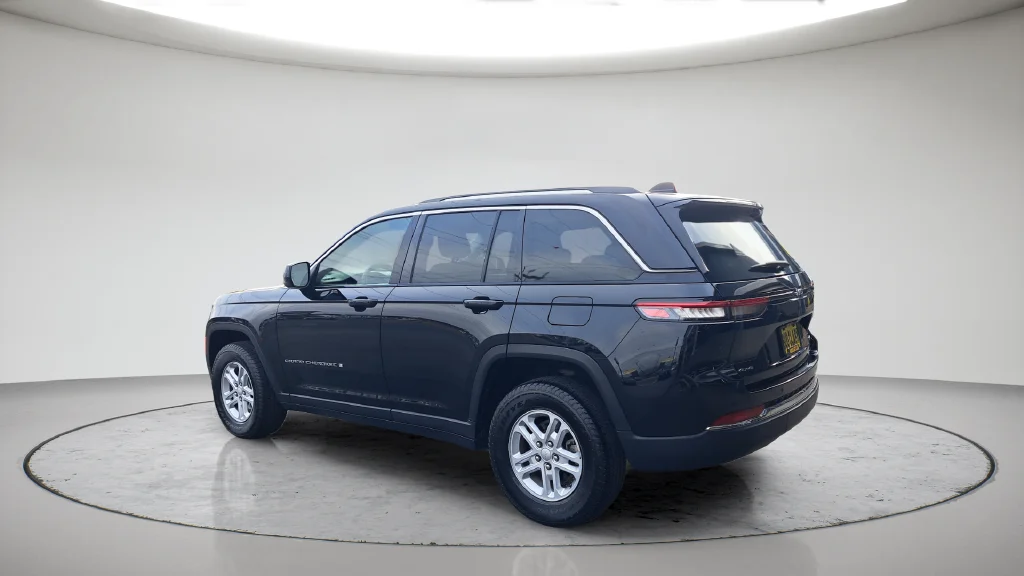 Used 2023 Black Jeep Laredo image 7