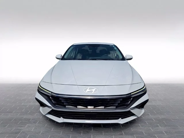 Used 2025 White Hyundai SEL Convenience image 2