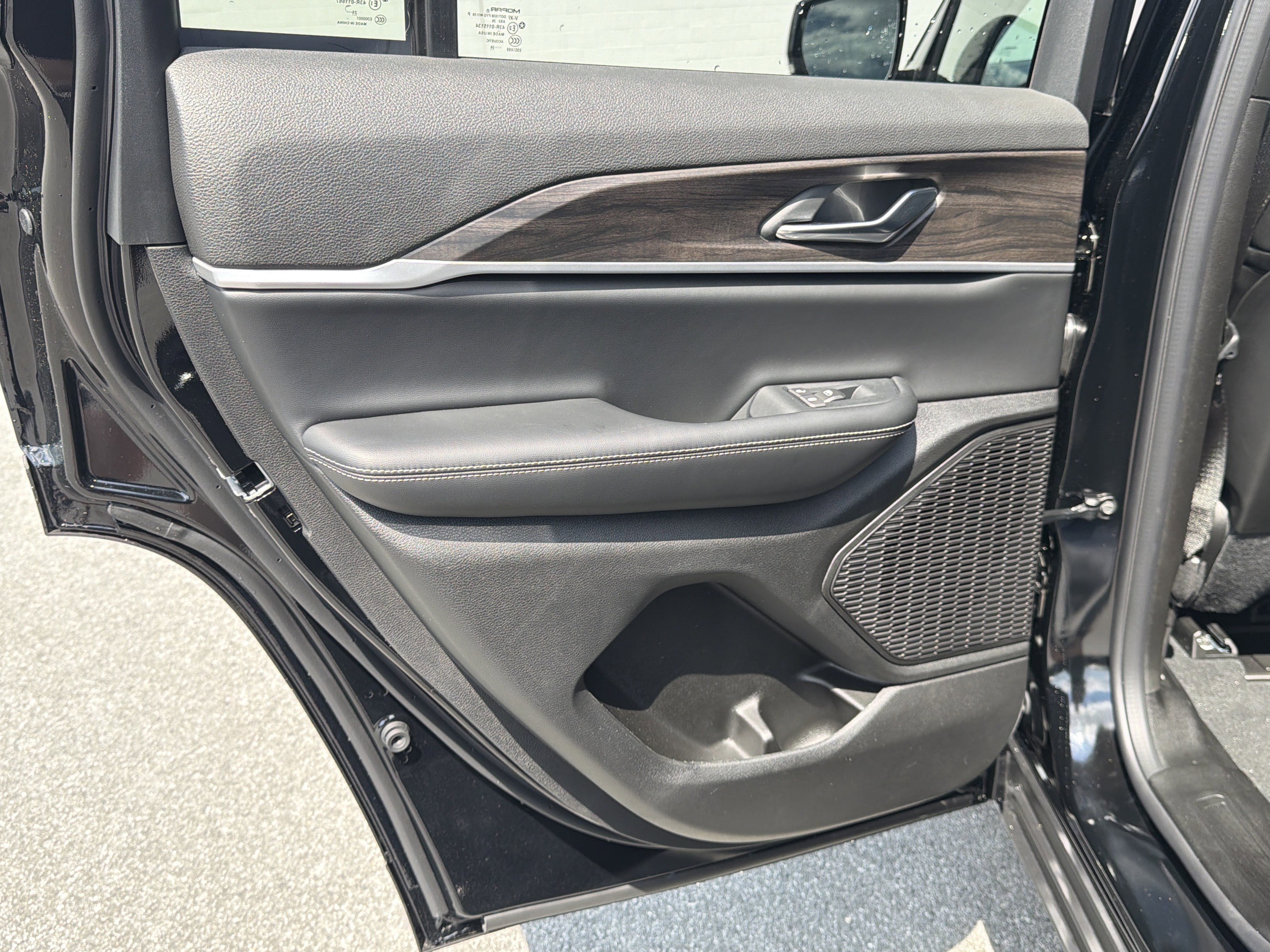 New 2026 Diamond Black Crystal Pearl-Coat Exterior Paint Jeep Altitude image 27