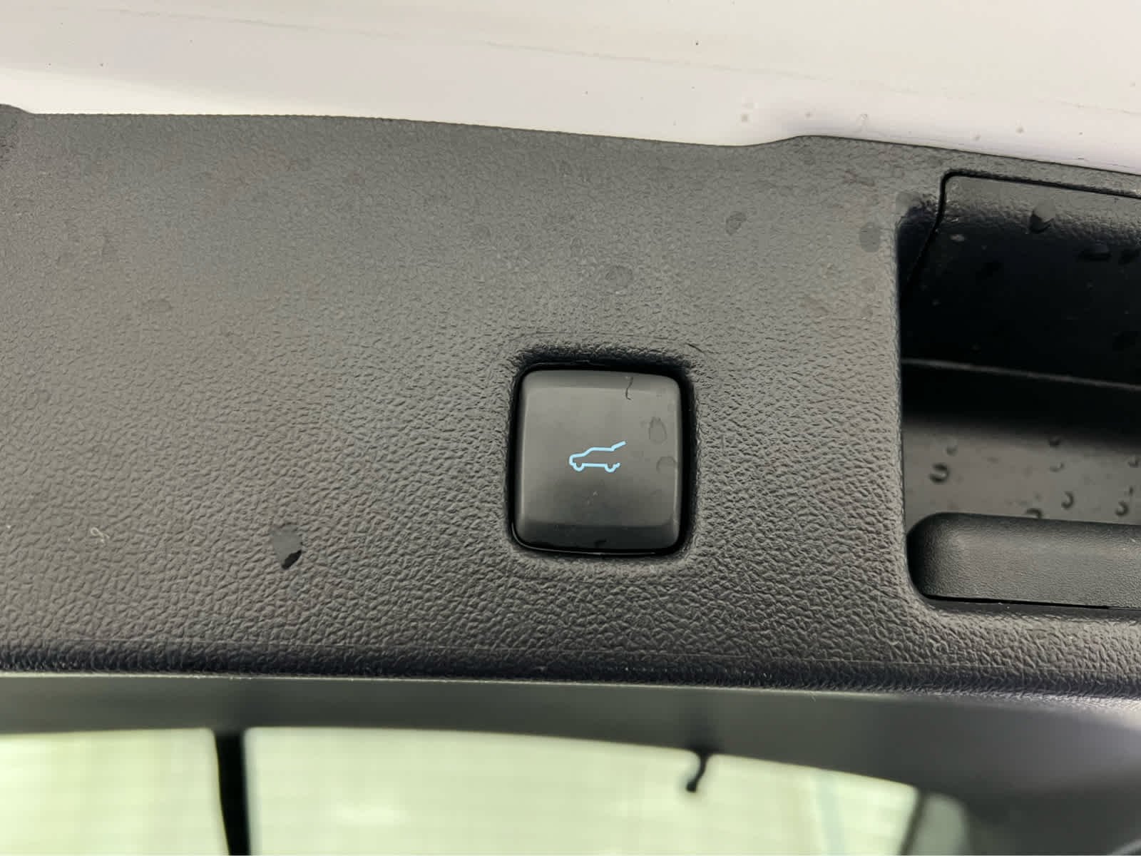 Used 2021 Oxford White Ford SE image 9