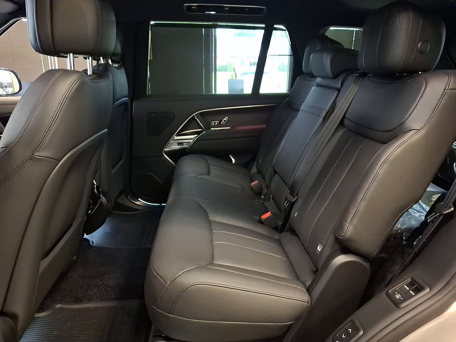 New 2026 Batumi Gold LAND ROVER SE 7 Seats image 5