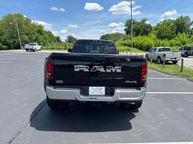 New 2026 Diamond Black Crystal Pearl-Coat Exterior Paint RAM Tradesman image 6