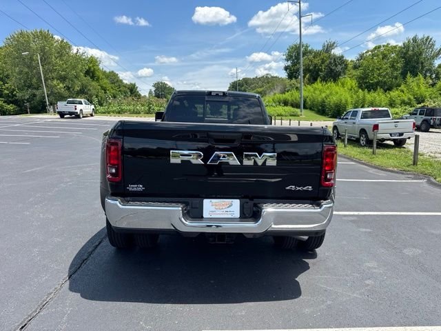 New 2026 Diamond Black Crystal Pearl-Coat Exterior Paint RAM Tradesman image 6