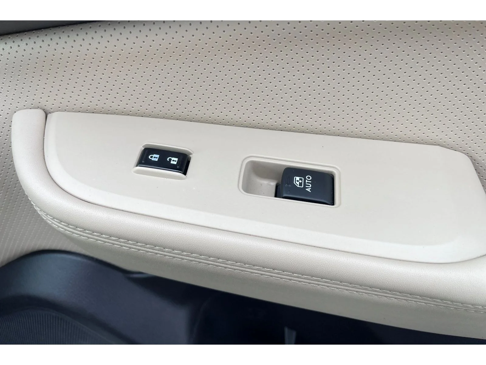 Used 2017 CRYSTAL WHITE PEA Subaru Limited image 22