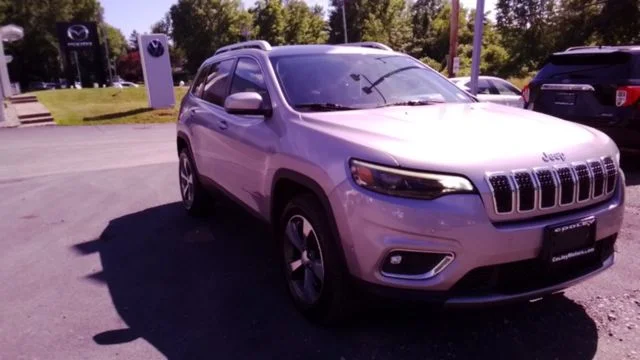 Used 2019 Silver Jeep Limited image 3