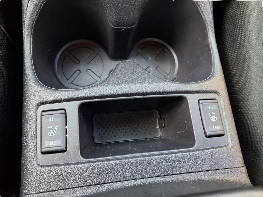 Used 2017 White Nissan SL image 15